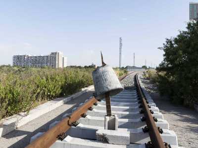 E a pochi metri di distanza ecco l�inizio del percorso della ferrovia gi� ultimato, quello che andremo a percorrere come se fossimo dei treni, servendoci in realt� di due strisce di asfalto che fiancheggiano le rotaie